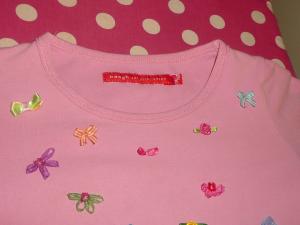 Klik hier om een vergroting van deze - shirtje met lange mouw roze met strikjes goede staat - te bekijken!