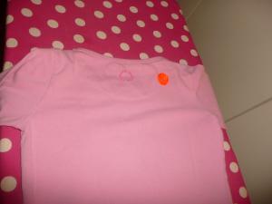 Klik hier om een vergroting van deze - shirtje met lange mouw roze met strikjes goede staat - te bekijken!
